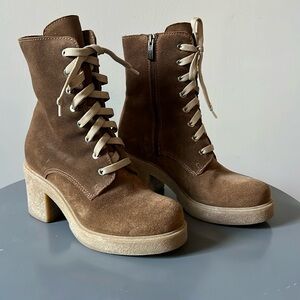 Winter boots tan color in suede la Canadienne like new size 6.5